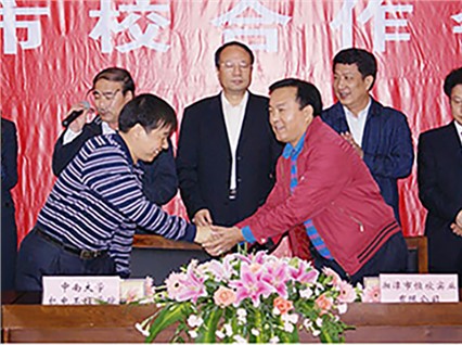湘潭恒欣與中南大學(xué)簽訂重點(diǎn)科研合作項(xiàng)目--液壓“猴車(chē)”